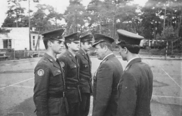 Dowdca 64. dr OP z onierzami dywizjonu.